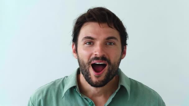 Pohledný Vousatý Muž Zaťal Pěsti Usmíval Veselým Zubatým Úsměvem Díval — Stock video