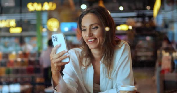 Mulher Bonita Sorrindo Sorriso Dente Divertindo Com Smartphone Conversando Com — Vídeo de Stock