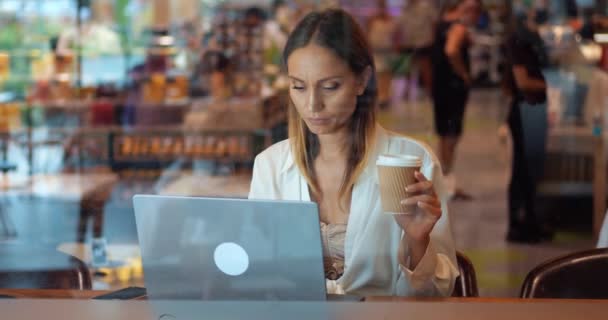 Framgångsrika Affärskvinna Works Laptop Distans Dricker Kaffe Samtidigt Tänka Nya — Stockvideo