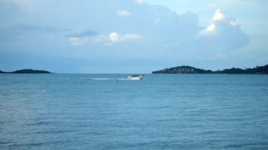 Mavi gökyüzü, beyaz bulut ve dağ zeminli güzel tropik plajlar. Yaz tatili. Doğa çevre kavramı