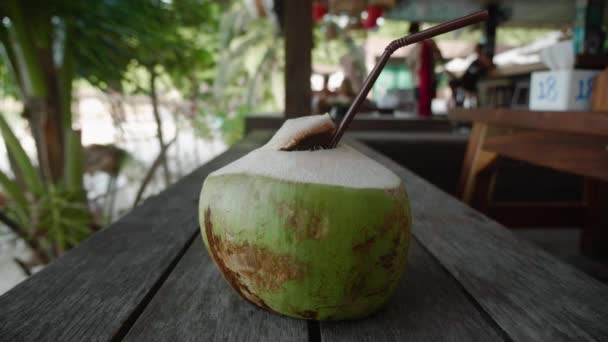 Frische Grüne Kokosnuss Einem Authentischen Tropischen Strandcafé Hochwertiges Filmmaterial — Stockvideo
