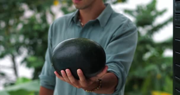Großaufnahme Von Männern Die Eine Wassermelone Die Kamera Reichen Erfrischung — Stockvideo