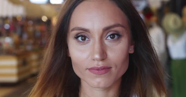 Close Prachtig Brunette Vrouw Verspreiden Een Mooie Tand Glimlach Kijken — Stockvideo
