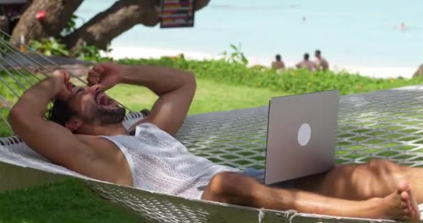 Framgångsrik Man Arbetar Laptop Glad Från Att Vinna Lotteri Eller — Stockvideo