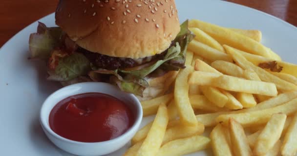 Burger Hranolkama Bílém Talíři Vysoce Kvalitní Záběry — Stock video