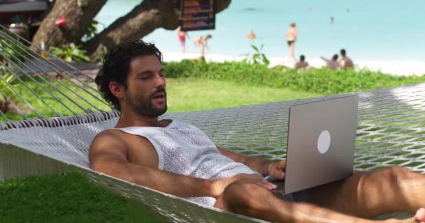 Привлекательный Человек Турист Отдыхе Проводящий Видеоконференцию Время Отдыха Пляжном Гамаке — стоковое видео