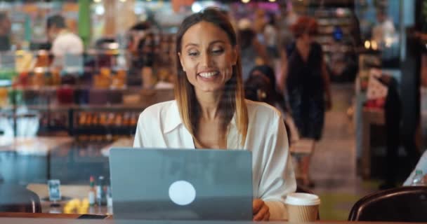 Jovem Encantadora Usando Laptop Para Uma Videoconferência Reunião Online Com — Vídeo de Stock