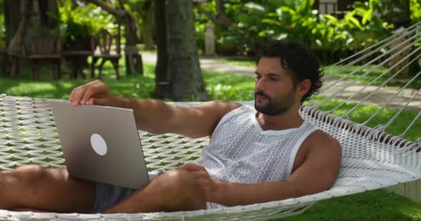 Başarılı Adam Geliştirici Programcı Plaj Hamağında Dinlenirken Bilgisayarını Açıyor Tatillerde — Stok video