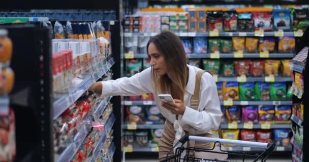 Молода Впевнена Європейка Споживає Купує Продукти Супермаркеті Користується Смартфоном — стокове відео