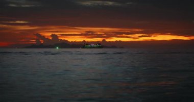 Yolcu gemisi ile birlikte Asya 'da güzel bir gün batımı. Yüksek kalite 4k görüntü