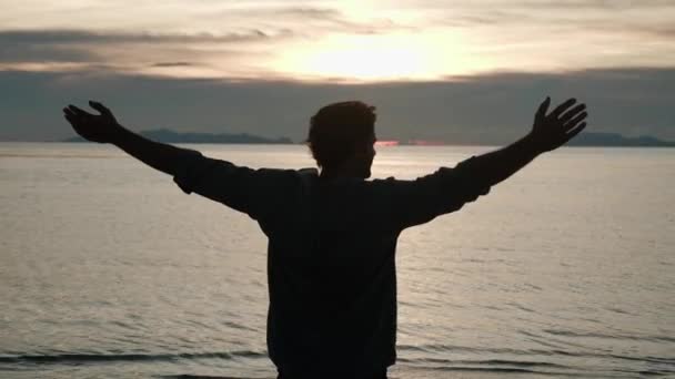 Силуэт Молодого Человека Наслаждается Свежим Воздухом Любовается Закатом Море Вид — стоковое видео