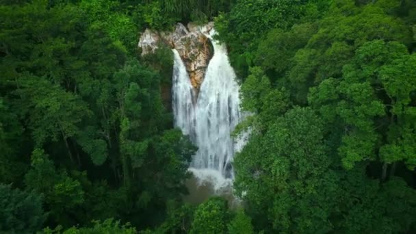 Widok Lotu Ptaka Piękny Wodospad Dżungli Zielonym Lesie Deszczowym Wysokiej — Wideo stockowe