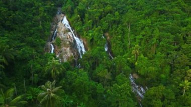 Yeşil yağmur ormanlarındaki büyük şelalenin havadan görünüşü. Namuang Şelalesi Koh Samui adasında. Tayland 'ın vahşi doğası. Yüksek kalite 4k görüntü