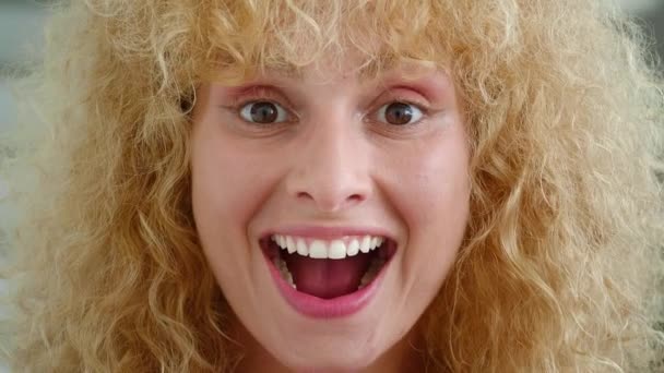 Wow Efekt Millennial Atraktivní Zrzka Žena Kudrnaté Vlasy Radostné Usmívat — Stock video