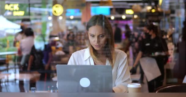 Багатозадачна Впевнена Жінка Фрілансер Копірайтер Журналіст Підприємець Працює Дистанційно Ноутбуці — стокове відео
