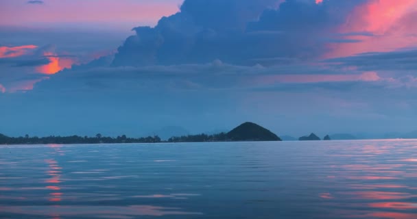 令人难以置信的蓝色粉红的落日在海面上 在小岛的背景下 一个美丽的夜晚 在日出前梦幻般地看到了大海 高质量的4K镜头 — 图库视频影像
