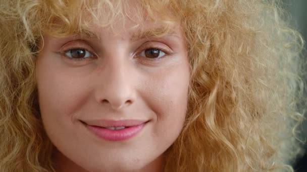 一个年轻迷人的白种人卷曲红头发女子的特写 在镜头前微笑着美丽的笑容 美的概念 — 图库视频影像