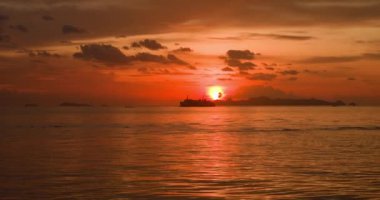 Yolcu gemisi ile birlikte Asya 'da güzel bir gün batımı. Yüksek kalite 4k görüntü