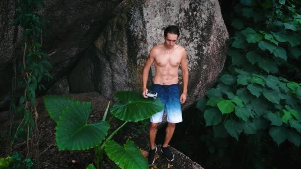 Hombre Viajero Con Torso Desnudo Encuentra Medio Selva Salvaje Hacer — Vídeos de Stock