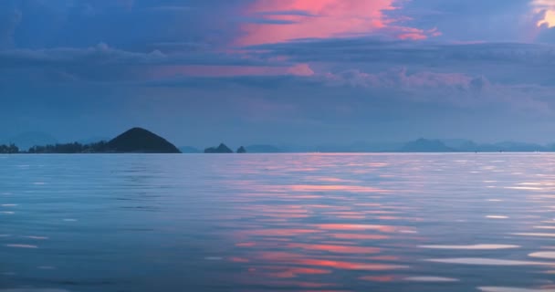 Incrível Pôr Sol Azul Rosa Mar Contra Fundo Pequenas Ilhas — Vídeo de Stock