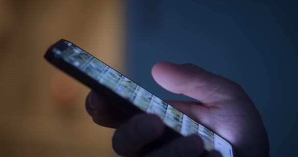 男性夜间在室内餐桌前使用智能手机 高质量的4K镜头 — 图库视频影像