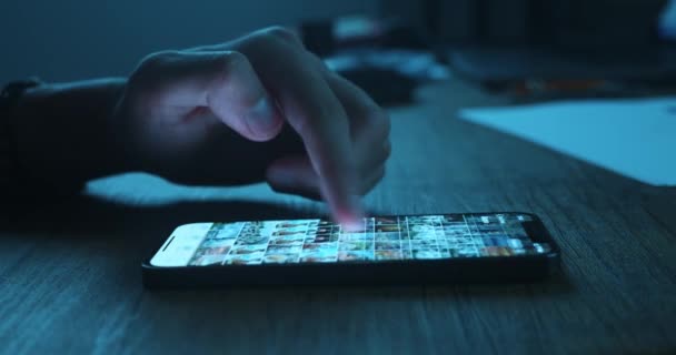 Erkeklerin Yakın Çekimleri Gece Vakti Akıllı Telefondan Sosyal Medyayı Kaydırıyor — Stok video