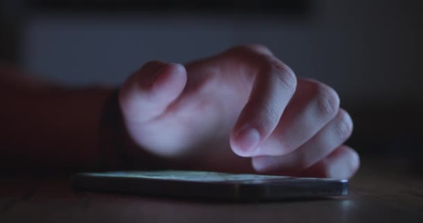 Primer Plano Mano Masculina Usando Smartphone Por Noche Mesa Interior — Vídeos de Stock