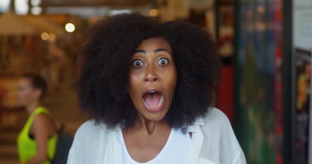 Веселая Изумленная Афроамериканка Радуется Выражает Удивление Хлопает Ладоши Танцует Размытом — стоковое видео