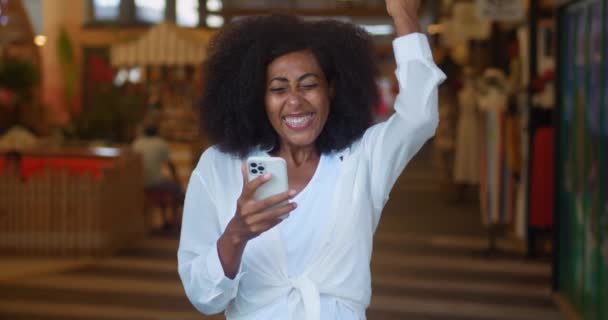 Alegre Encantadora Mujer Piel Oscura Usando Teléfono Sitios Web Navegación — Vídeos de Stock