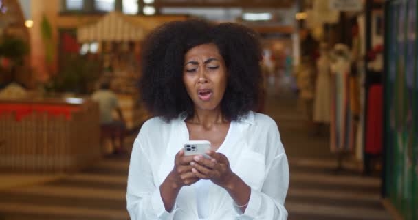 Afrikansk Amerikansk Kvinna Casual Wear Känsla Desperat Och Frustrerad Samtidigt — Stockvideo