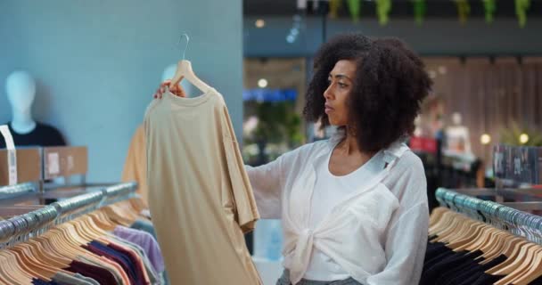 Donna Afroamericana Abbigliamento Casual Alla Ricerca Camicia Cotone Buon Mercato — Video Stock