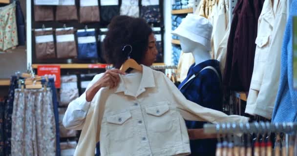 Agradable Mujer Afroamericana Probándose Una Linda Chaqueta Camisa Nueva Colección — Vídeo de stock