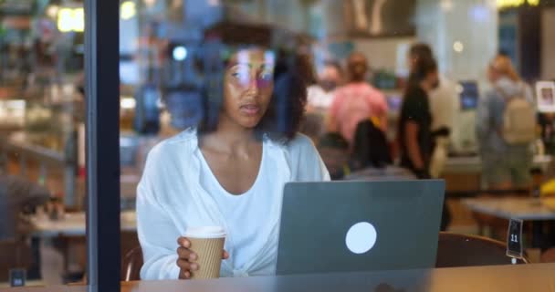 Ağır Çekim Karışık Irk Kadını Interlocutor Ile Video Bağlantısı Yoluyla — Stok video