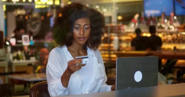 Mulher Afro Americana Segurando Cartão Plástico Bancário Transfere Dinheiro Aplicativo — Vídeo de Stock