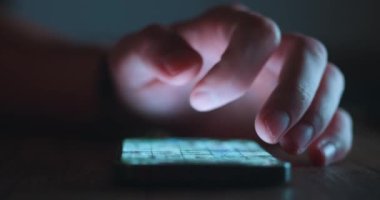 Cep telefonundaki parşömen uygulamasına dokunan adamın parmağı. Cep telefonundan internetteki sosyal ağları tarıyorum, kapatıyorum. Geceleri cep telefonunda kaydırma uygulaması