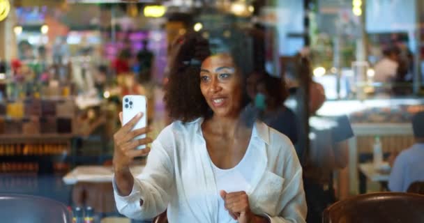 Koyu Tenli Esmer Bir Kadın Akıllı Telefonunda Mobil Uygulama Kullanıyor — Stok video