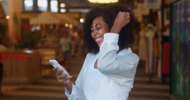 Весела Афро Американська Жінка Стискаючи Кулаки Танцюючи Отримуючи Чудові Новини — стокове відео