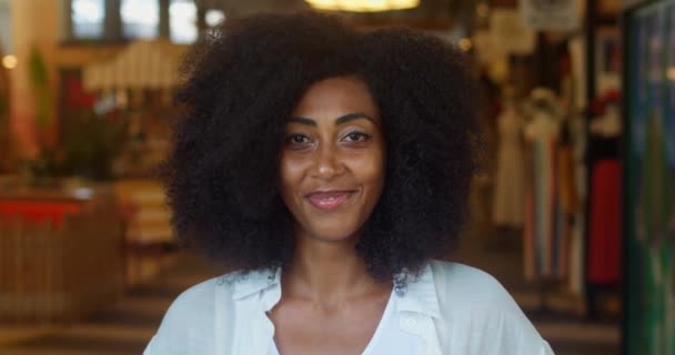 Afroamerikanerin Lächelt Zahm Teilt Positivität Und Zuversicht Und Blickt Mit — Stockvideo