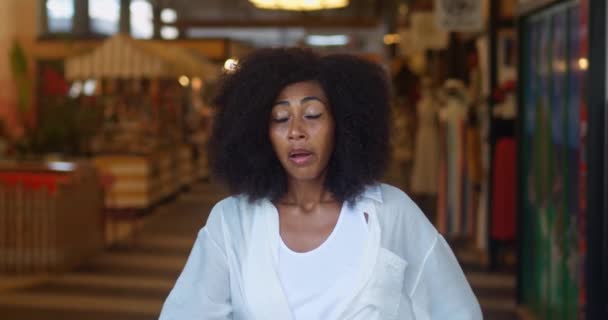 Omámený Smíšené Rasy Žena Chundelatý Účes Položí Ruku Čelo Dívá — Stock video