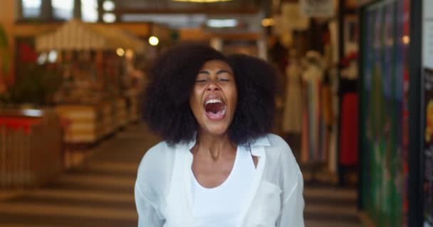 陽気なアフリカ系アメリカ人女性白いカジュアルな服装で おもちゃの笑顔を笑顔で 宝くじを受賞することから喜び — ストック動画