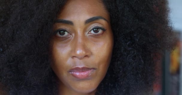 Крупним Планом Позитивна Багатоетнічна Жінка Афро Зачіскою Дивлячись Камеру Поширюючись — стокове відео