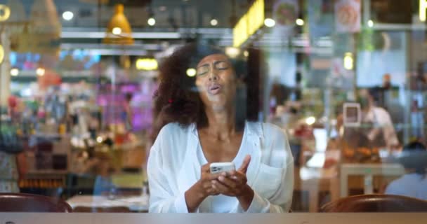 Молодая Афроамериканка Кладет Телефон Стол Глубоким Вздохом Оглядывается Вокруг Расстроенных — стоковое видео