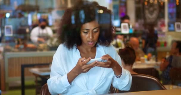 Багатоетнічна Жінка Геймер Грає Мобільним Телефоном Відео Онлайн Грі Додатку — стокове відео