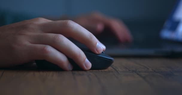Fechar Mão Masculina Clique Mouse Computador Preto Mesa Trabalho Masculino — Vídeo de Stock