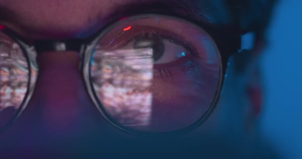 Refleksja Okularach Zbliżenie Twarzy Tysiąclecia Człowiek Przewijanie Stron Online Smartfona — Wideo stockowe