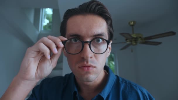 Bang Dat Man Camera Kijkt Zijn Bril Afdoet Vreselijke Verbazing — Stockvideo