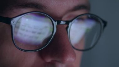Bilgisayarın yansımasında çalışan odaklanmış adamı dizüstü bilgisayar ekranı gözlükleriyle kapat. Çift pozlama monitör yansıması, interneti kullanan iş adamı, web sayfaları, gece geç saatlere kadar çalışmak.