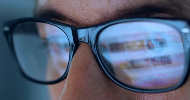 Computer Screen Reflection Glasses Male Internet User Searching Information Websites — Vídeo de stock