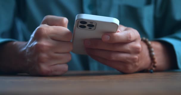 Agressieve Man Kijkt Naar Mobiele Telefoon Scherm Vecht Met Zijn — Stockvideo