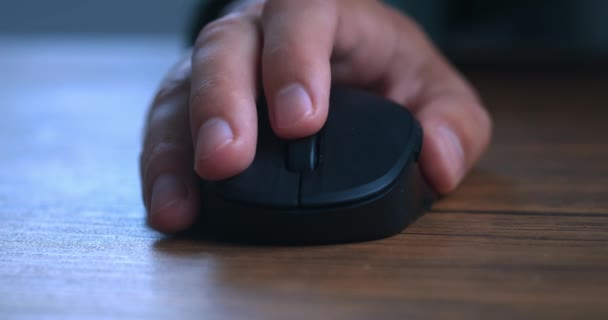 Закрываю Мужскую Руку Черной Компьютерной Мышью Деревянным Столом Крупный План — стоковое видео